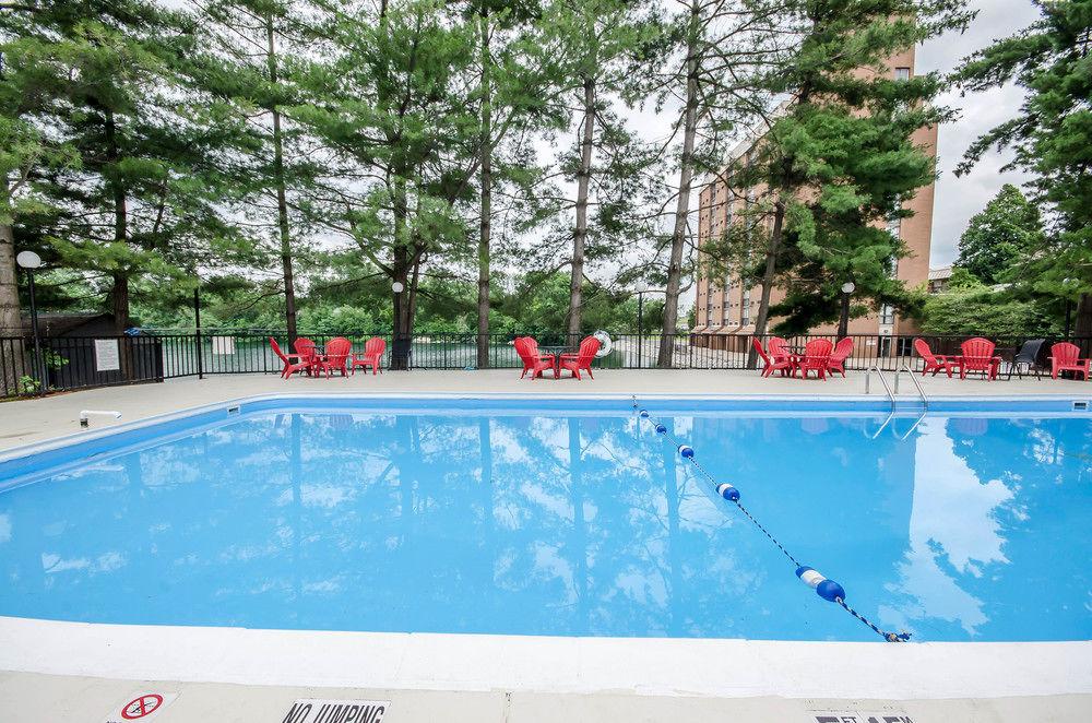 Radisson Hotel Louisville North Джефферсонвилл Экстерьер фото