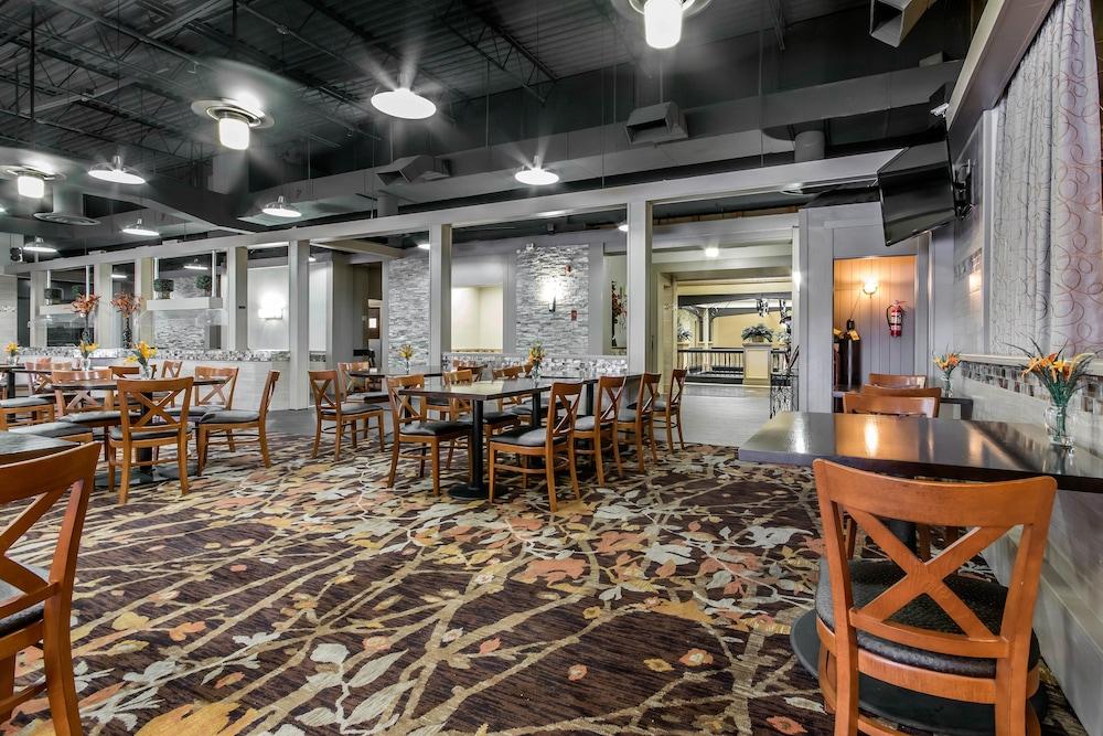 Radisson Hotel Louisville North Джефферсонвилл Экстерьер фото