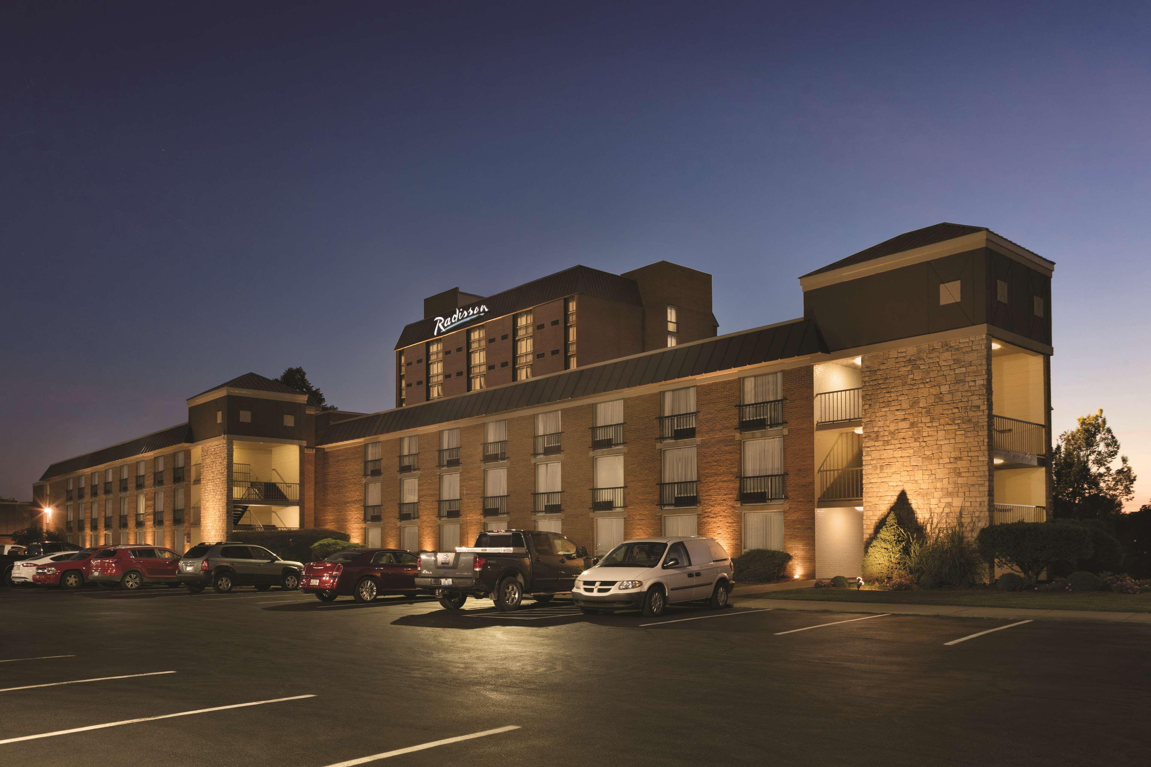 Radisson Hotel Louisville North Джефферсонвилл Экстерьер фото