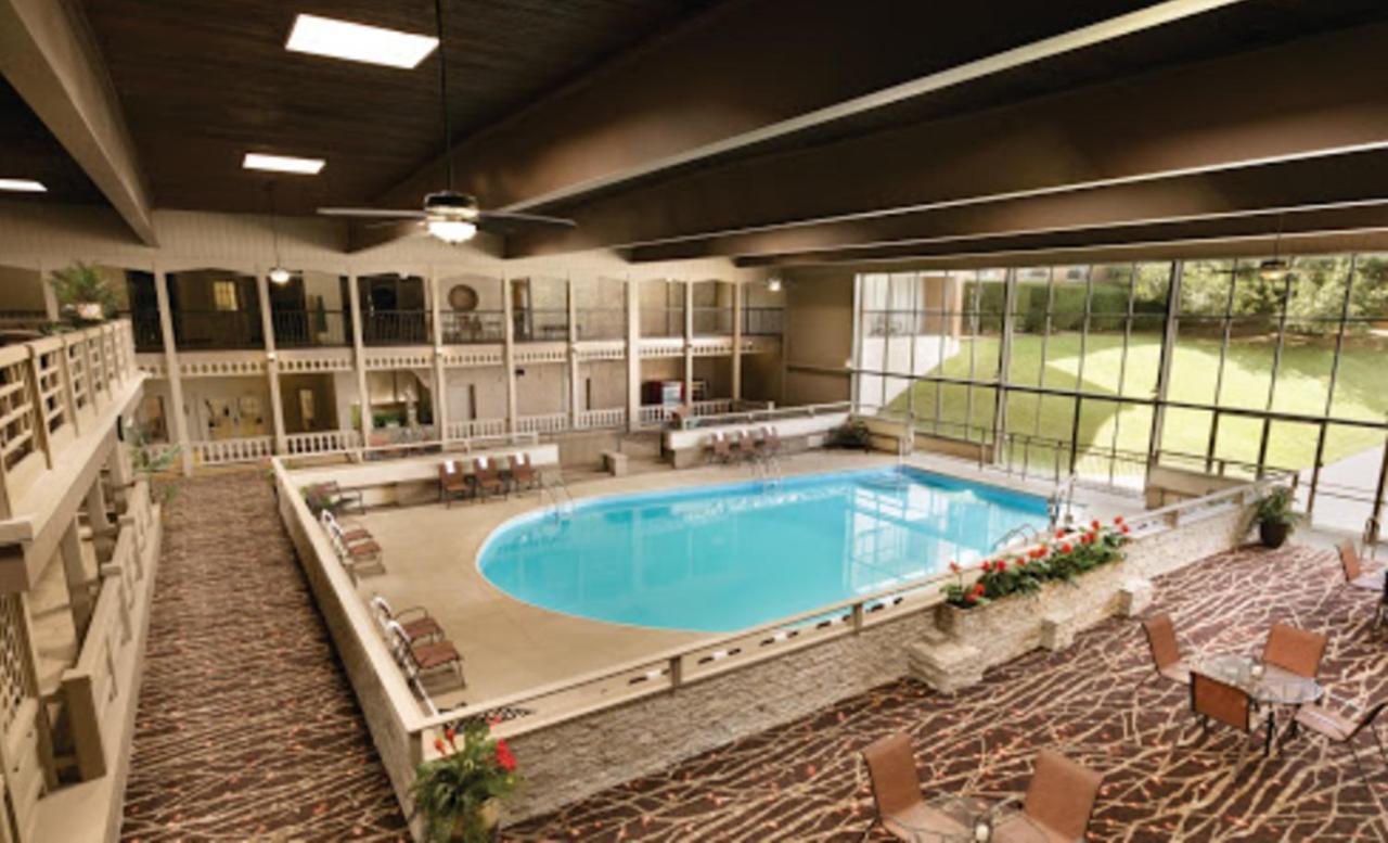 Radisson Hotel Louisville North Джефферсонвилл Экстерьер фото