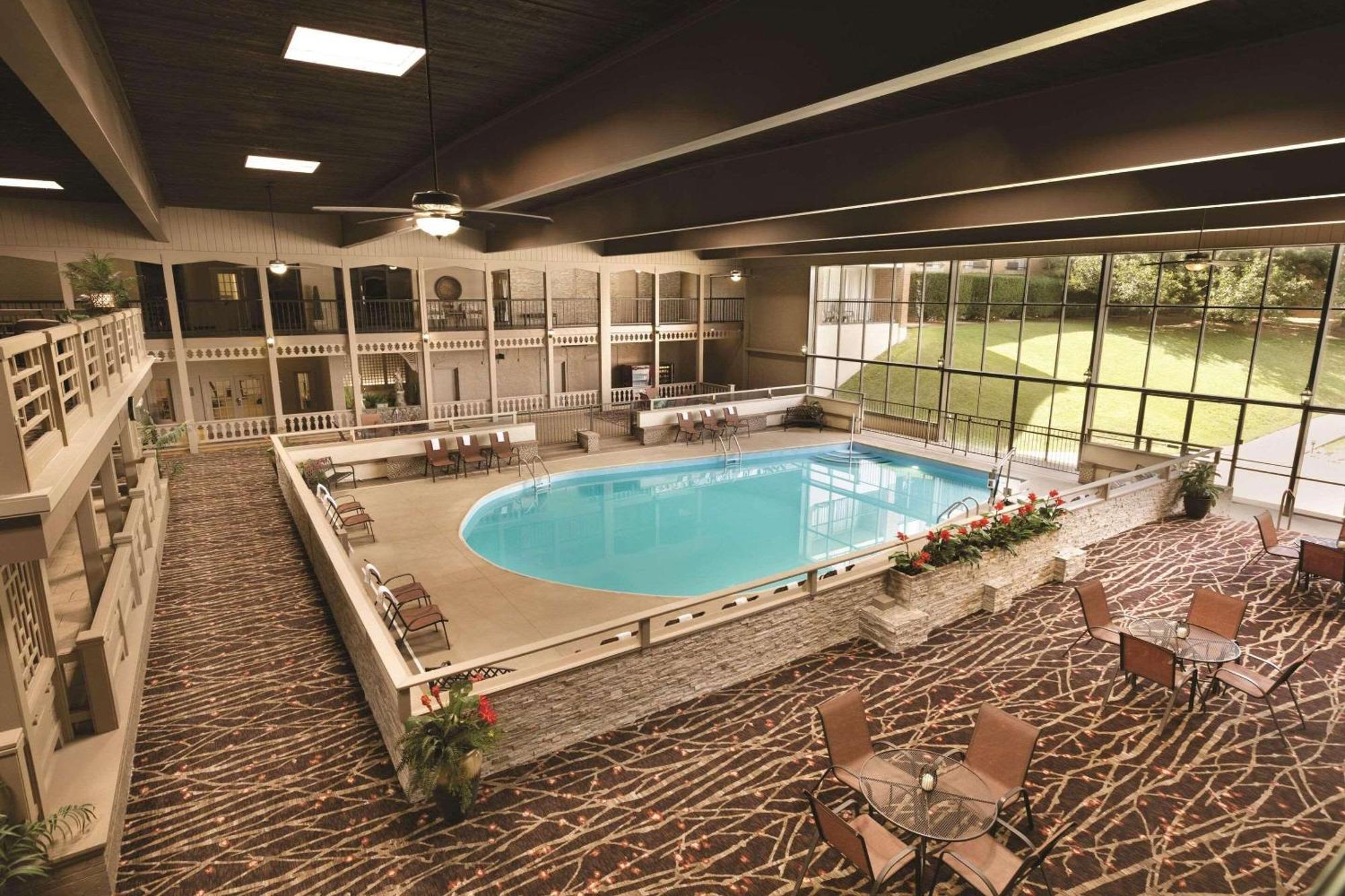 Radisson Hotel Louisville North Джефферсонвилл Экстерьер фото