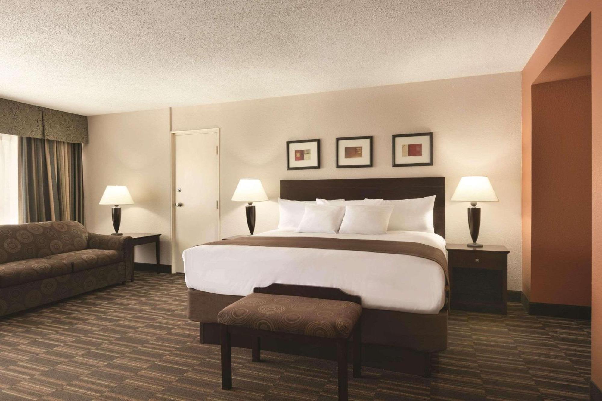 Radisson Hotel Louisville North Джефферсонвилл Экстерьер фото