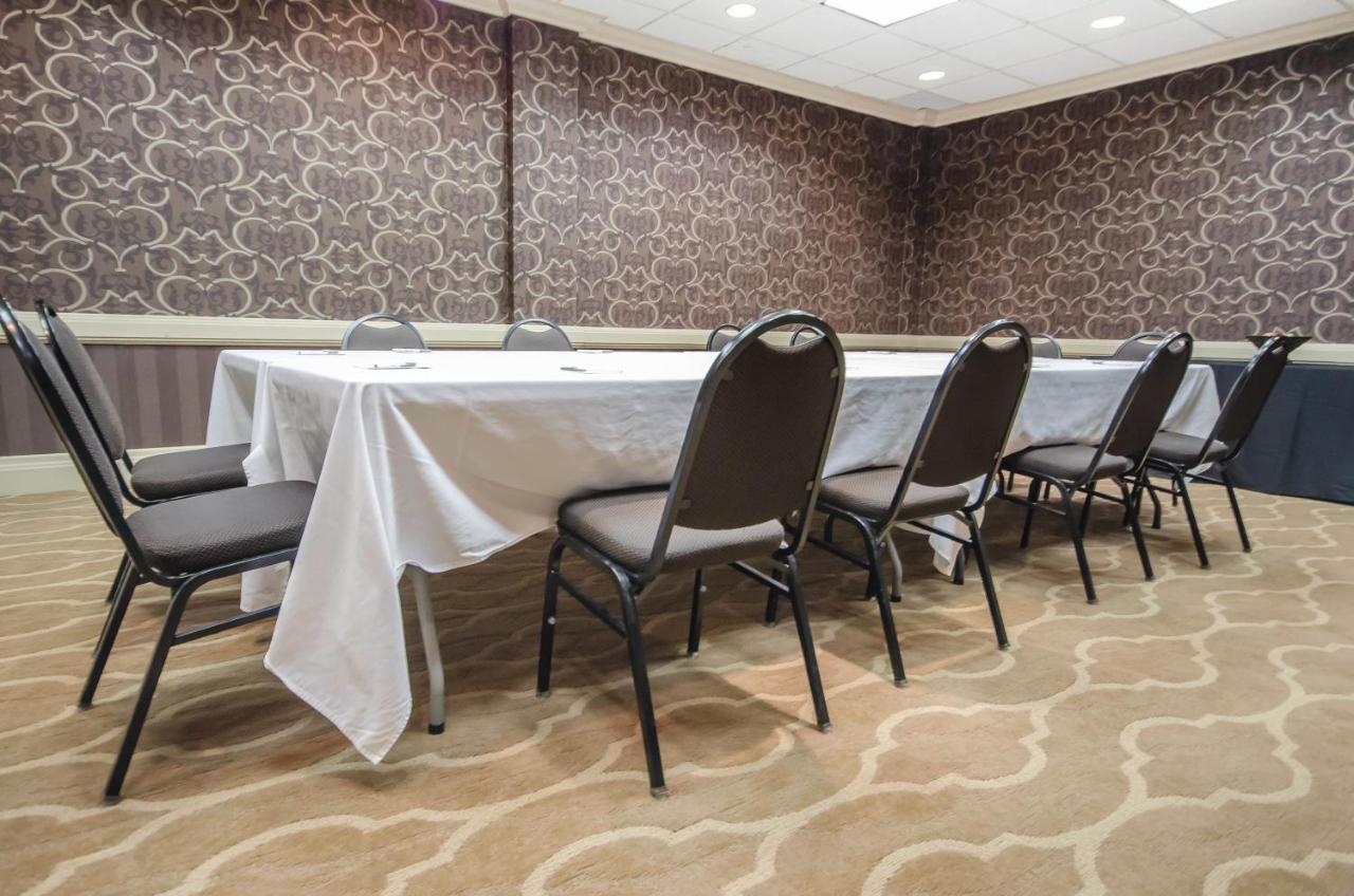 Radisson Hotel Louisville North Джефферсонвилл Бизнес фото