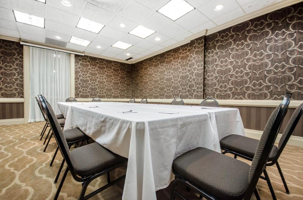 Radisson Hotel Louisville North Джефферсонвилл Экстерьер фото